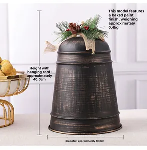 Detail einer bronzenen Metallglocke Weihnachtsdeko mit Tannennadeln und Beeren