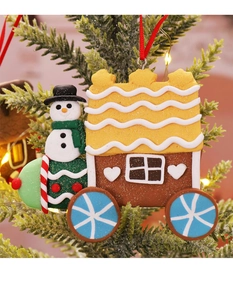 Lebkuchen-Zug Weihnachtsanhänger mit Schneemann-Detail an einem festlichen Baumzweig