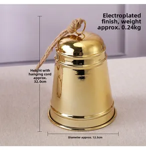 Goldene Weihnachtsglocke mit rustikalem Hanfseil, 32 cm hohe dekorative Metallverzierung im Detail
