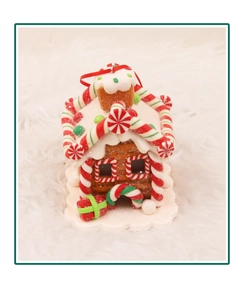 Nahaufnahme von Lebkuchenhaus-Ornament mit Schneeguss und Zuckerstangen-Details