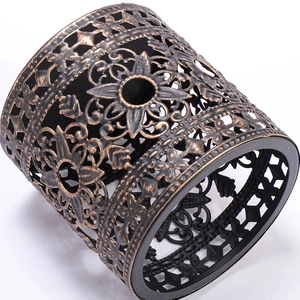 Vintage Europäischer Hohl Geometrischer Metall Kerzenhalter Zylindrischer Eisen Dekorativer Kerzenbecher Für Haus Hochzeit