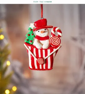 Detail eines Schneemann-Anhängers im rot gestreiften Korb mit Tannenbaum und Zuckerstangen-Deko