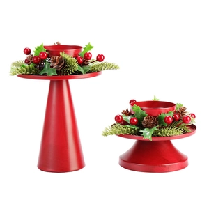 Zweiteiliges Set rote Weihnachtsleuchter aus Eisen mit Tannenzapfen und Stechpalmen