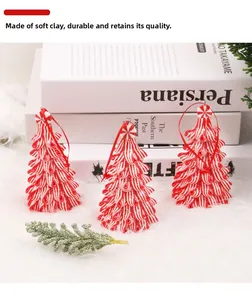 Detailansicht rot-weiß gestreifter Christbaumschmuck aus Fimo mit Aufhängeschlaufen