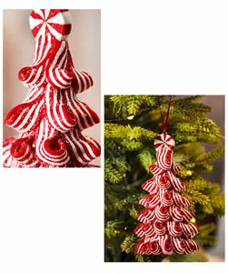 Makroaufnahme von handgefertigten Weihnachtsanhängern aus Polymer-Ton mit roten Bändern
