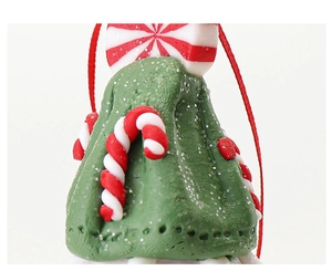 Detailansicht eines grünen Weihnachtsanhängers aus Ton mit Glitzer und Zuckerstangen