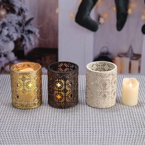 Drei Vintage-Kerzenhalter aus Metall mit LED-Kerze für festliche Dekorationen