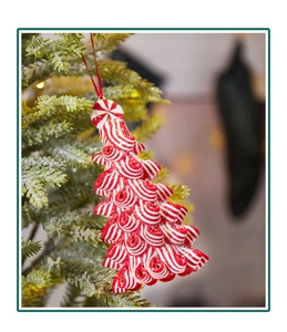 Detail eines rot-weiß gestreiften Christbaumschmucks aus Ton an einem grünen Zweig