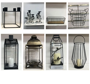 Collage aus schwarzen Eisenkerzenhaltern und Metalllaternen für elegante Wohndekoration