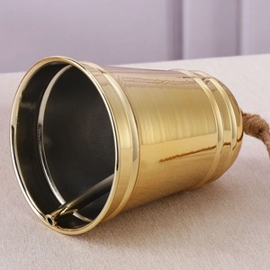 Weihnachtsglocke aus Metall mit rustikalem Hanfseil und polierter Messingoberfläche