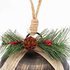Rustikale Weihnachtsglocke aus Metall mit Tannenzapfen, roten Beeren und Jutekordel