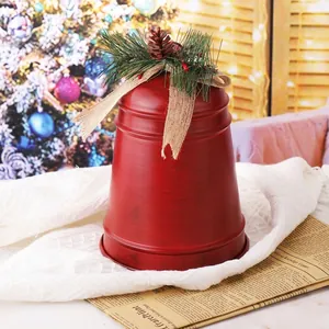 Vintage rote Weihnachtsglocke mit Pinienzapfen und Tannennadeln auf weißem Grund