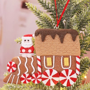 Lebkuchen-Weihnachtsbaumanhänger mit Weihnachtsmann auf einem Zug aus weichem Ton