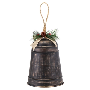 Vintage Weihnachtsglocke aus Metall mit Tannennadeln, Beeren und Tannenzapfen auf Weiß