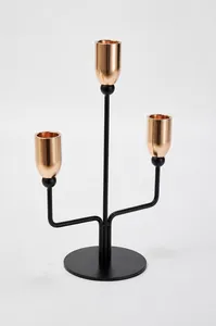 Detaillierte Makroansicht des 3-armigen schwarzen Kerzenhalters mit goldenen Cups