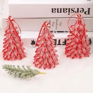 Drei rot-weiße Zuckerstangen-Weihnachtsbaumanhänger mit Pfefferminz-Ornamenten