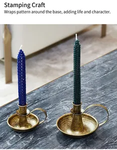 Makrodetail der Vintage-Kerzenhalterbasis aus Metall mit aufwendigem Blumenreliefmuster