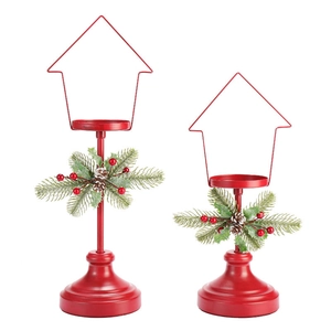 Set di due candelabri natalizi in ferro rosso con pigne e decorazioni di bacche