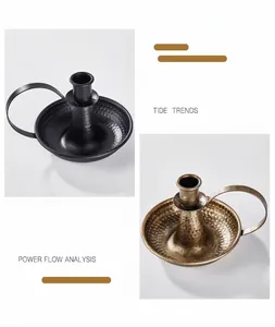 Detailansicht der Retro-Kerzenhalter aus Eisen mit handbemaltem Bronze-Finish und Hammerschlagoptik