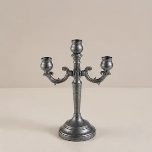 Detailansicht des silbernen 3-armigen Kerzenhalters mit sandgestrahlter Metallstruktur