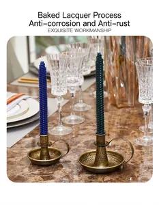 Nahaufnahme von Vintage-Kerzenhaltern aus Eisen mit Hammerschlag-Optik auf Marmortisch