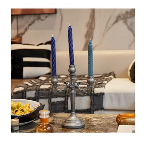 Detailansicht von 3-armiger Vintage-Metallkerzenständer mit blauen Wabenstruktur-Kerzen