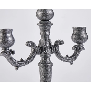 Nordischer 3-armiger Metallkerzenständer mit silberner Punktierung und Blumenarmen