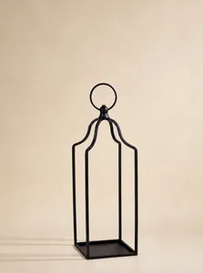 Nahaufnahme einer mattschwarzen Metalllaterne mit rundem Tragegriff und quadratischem Sockel