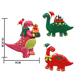 Lot de trois ornements de Noël dinosaures colorés avec bonnets et dimension de 10,5 cm