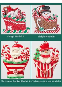 Detailansicht von Weihnachtsmann und Schneemann in Paillettenschlitten und Eimern