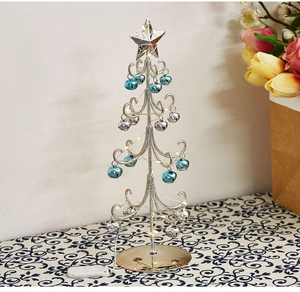 Mini-Weihnachtsbaum aus Silbermetall mit blauen Glocken und leuchtender LED-Lichterkette