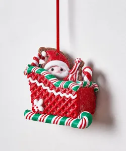 Detail von Weihnachtsmann Schlitten Ornament aus Modelliermasse mit roter Schlaufe