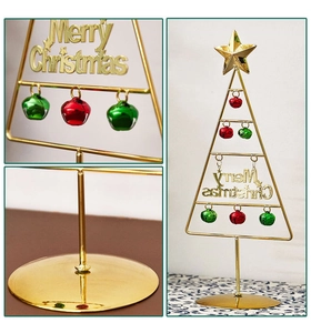 Detail von Metall-Weihnachtsbaum mit Goldrahmen, bunten Glocken und Merry Christmas-Schild