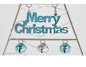 Details des Mini-Weihnachtsbaums aus Eisen mit blauem Schild und Glöckchen