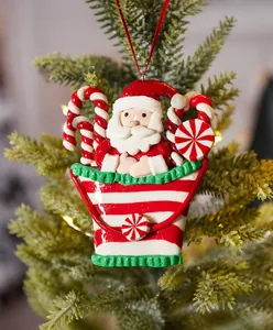 Detailansicht eines handgemachten Nikolaus im Zuckerstangenkorb am Weihnachtsbaum