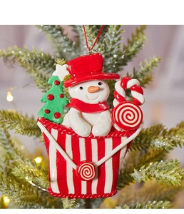 Detail eines Schneemann-Weihnachtsbaumanhängers in einem festlichen Geschenktüten-Design