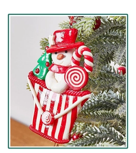 Nahaufnahme eines Schneemanns und einer Zuckerstange als Weihnachtsanhänger