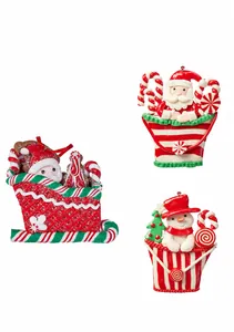 Details von handgefertigten Weihnachtsfiguren aus Polymer-Ton wie Weihnachtsmann und Schneemann