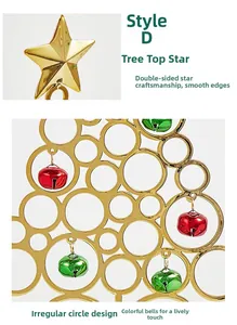Detailansicht des goldenen Eisen-Weihnachtsbaums mit bunten Glocken und Sternspitze