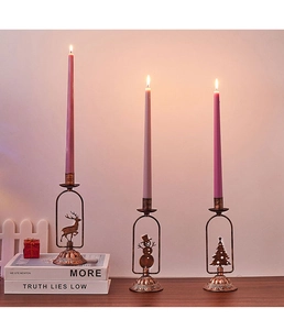 Détails de trois bougeoirs de Noël en bronze avec formes de cerf, bonhomme de neige et sapin