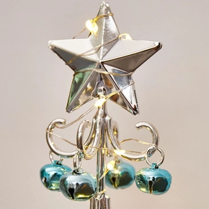 Mini-Weihnachtsbaum aus Eisen mit blauen Glocken und warmweißen LED-Lichtern für den Tisch