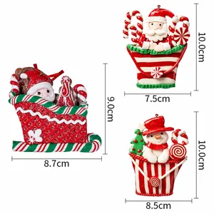 Weihnachtsbaumschmuck aus Ton mit Weihnachtsmann im Schlitten und Schneemann Anhängern