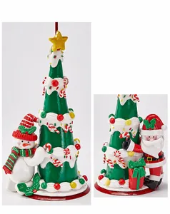 Detail der Weihnachtsbaum Tischdeko mit Weihnachtsmann und Schneemann Kunstharzfiguren