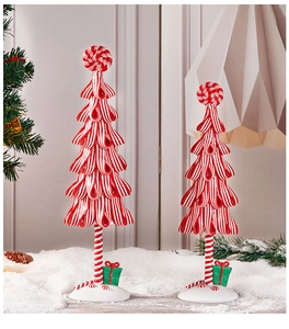 Nahaufnahme von rot-weiß gestreiften Zuckerstangen-Weihnachtsbäumen auf weißem Schnee