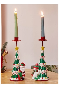 Nahaufnahme von europäischem Weihnachtsbaum-Kerzenständer mit Weihnachtsmann und Schneemann
