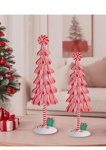 Nahaufnahme von rot-weißen Zuckerstangen-Weihnachtsbäumen mit kleinen Geschenkboxen
