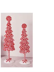 Detailansicht der rot-weiß gestreiften Weihnachtsbaum-Dekoration aus Polymer-Ton