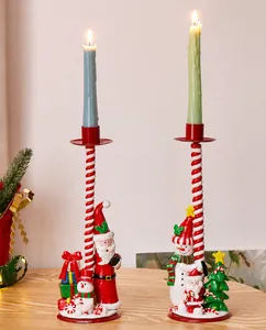 Detailansicht der Weihnachtsmann- und Schneemann-Kerzenhalter mit roten Spiralständern