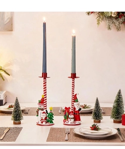 Nahaufnahme festlicher Weihnachts-Kerzenhalter aus Harz mit Schneemann und Nikolaus