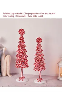 Nahaufnahme handgemachter Polymer-Weihnachtsbäume mit rot-weißen Süßigkeitenmustern